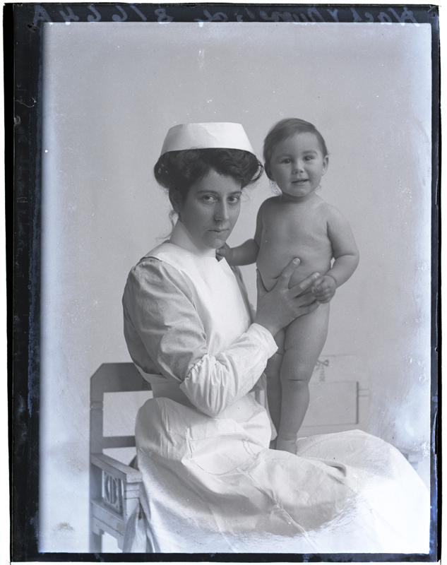 Baby_Hack_and_nurse,_24_Nov_1911_(16941732823).jpg