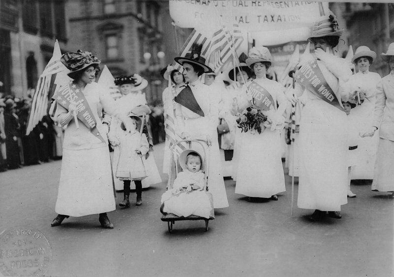 Suffrage_parade,_New_York_City,_1912